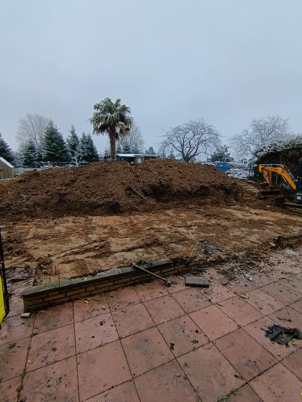Teren neamenajat, cu pământ excavat, înainte de lucrări