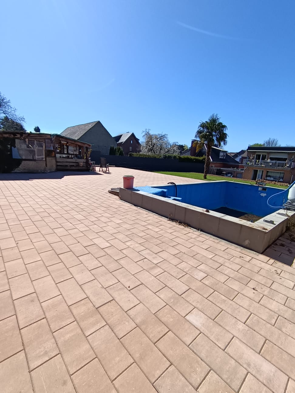Terasă din pavaj teracota lângă o piscină