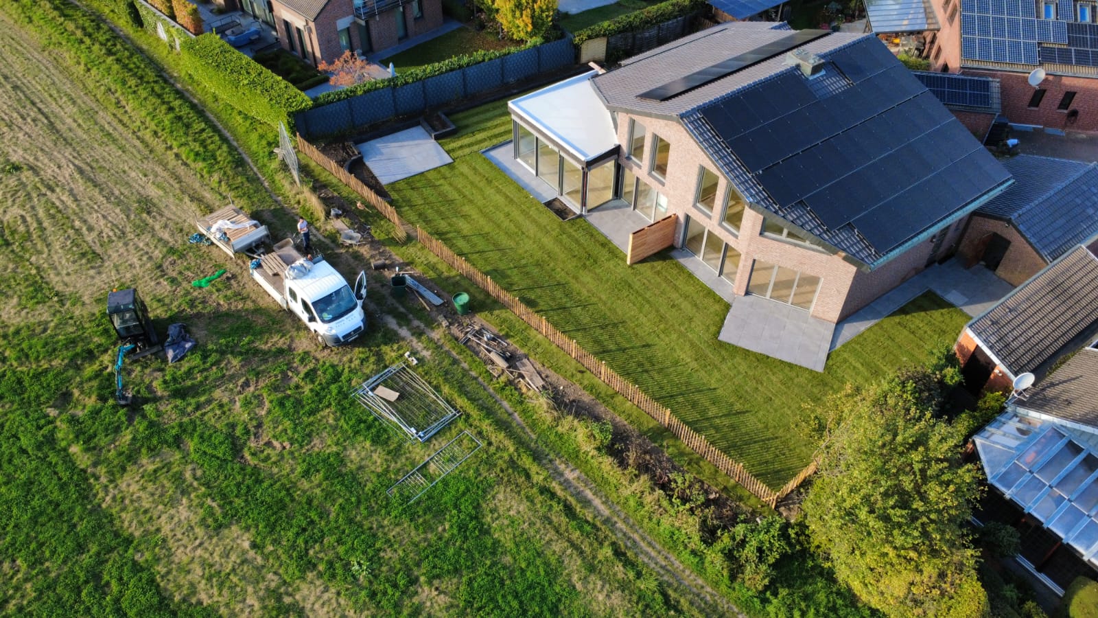 Casă modernă cu panouri solare și grădină amenajată, vedere aeriană din dronă