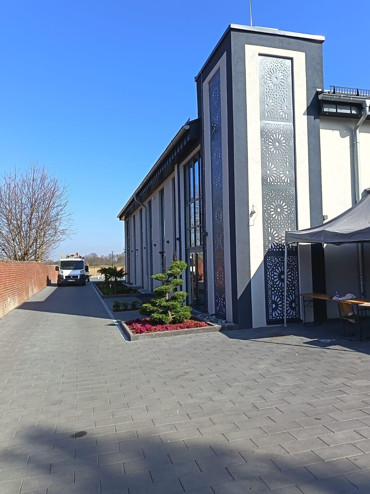Clădire comercială cu pavaj exterior